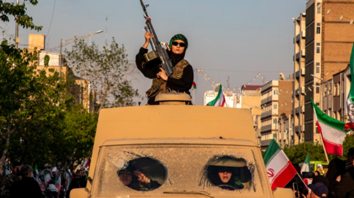 যুক্তরাষ্ট্রের বিরুদ্ধে লড়াইয়ের শপথ ইরানি নারীদের